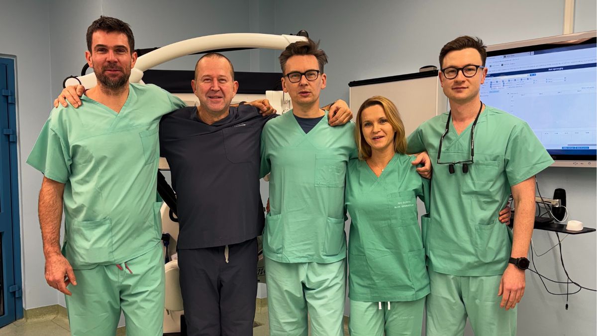 Pierwszy w Polsce zabieg endoskopowej mastektomii podskórnej z jednoczasową mikrochirurgiczną rekonstrukcją całej piersi tkankami własnymi pacjentki