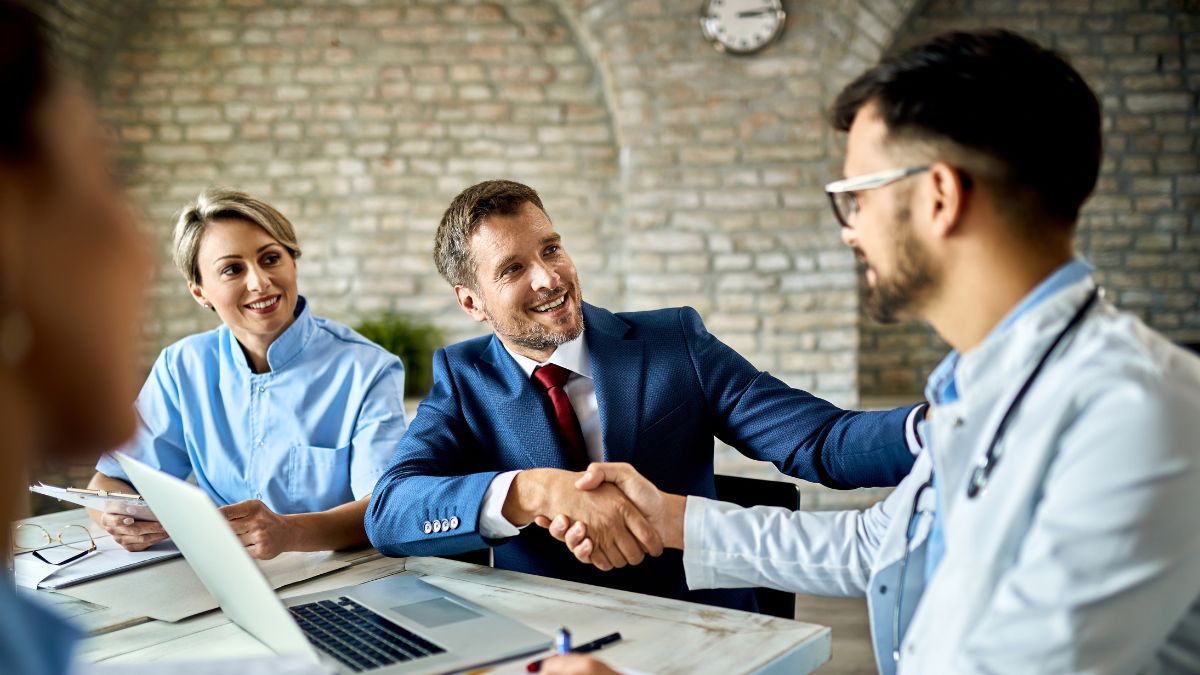 Współpraca lekarza z podmiotem leczniczym: Działalność gospodarcza, czyli na swoim...